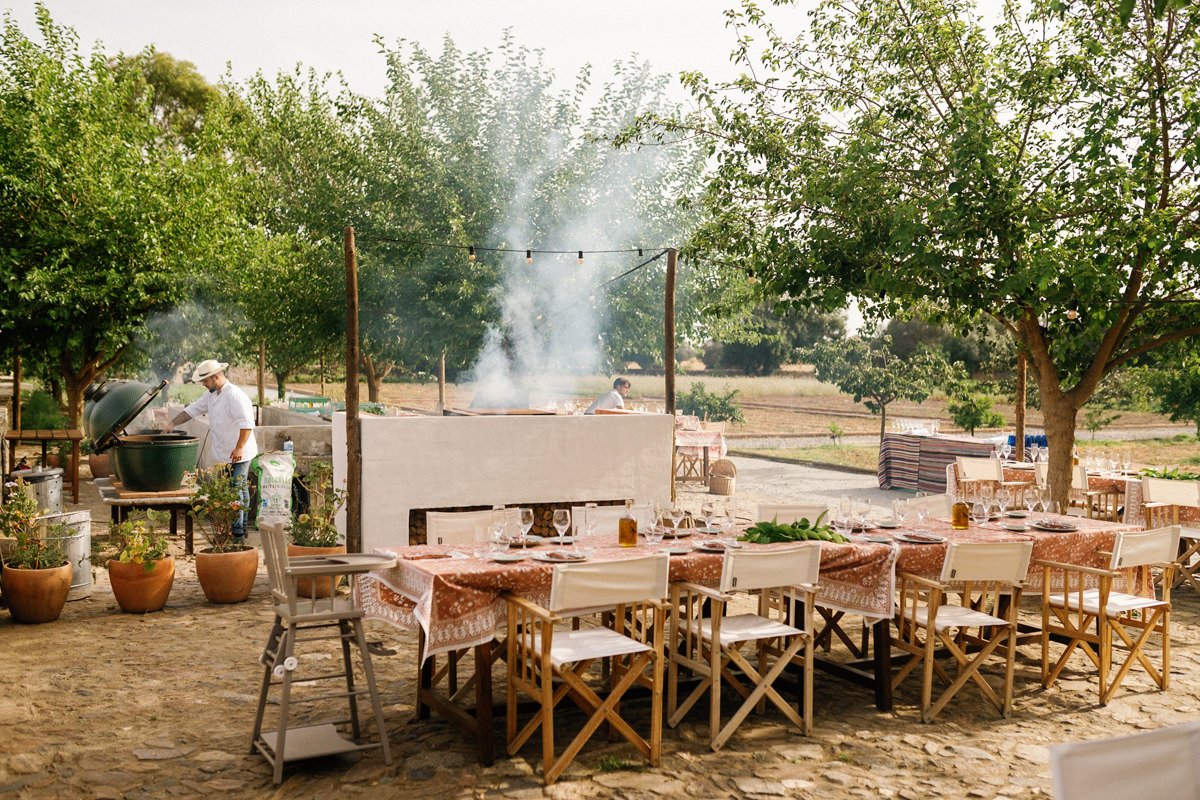 Candlelit destination wedding dinner at São Lourenço do Barrocal, Portugal — long tables, guests, stone manor.